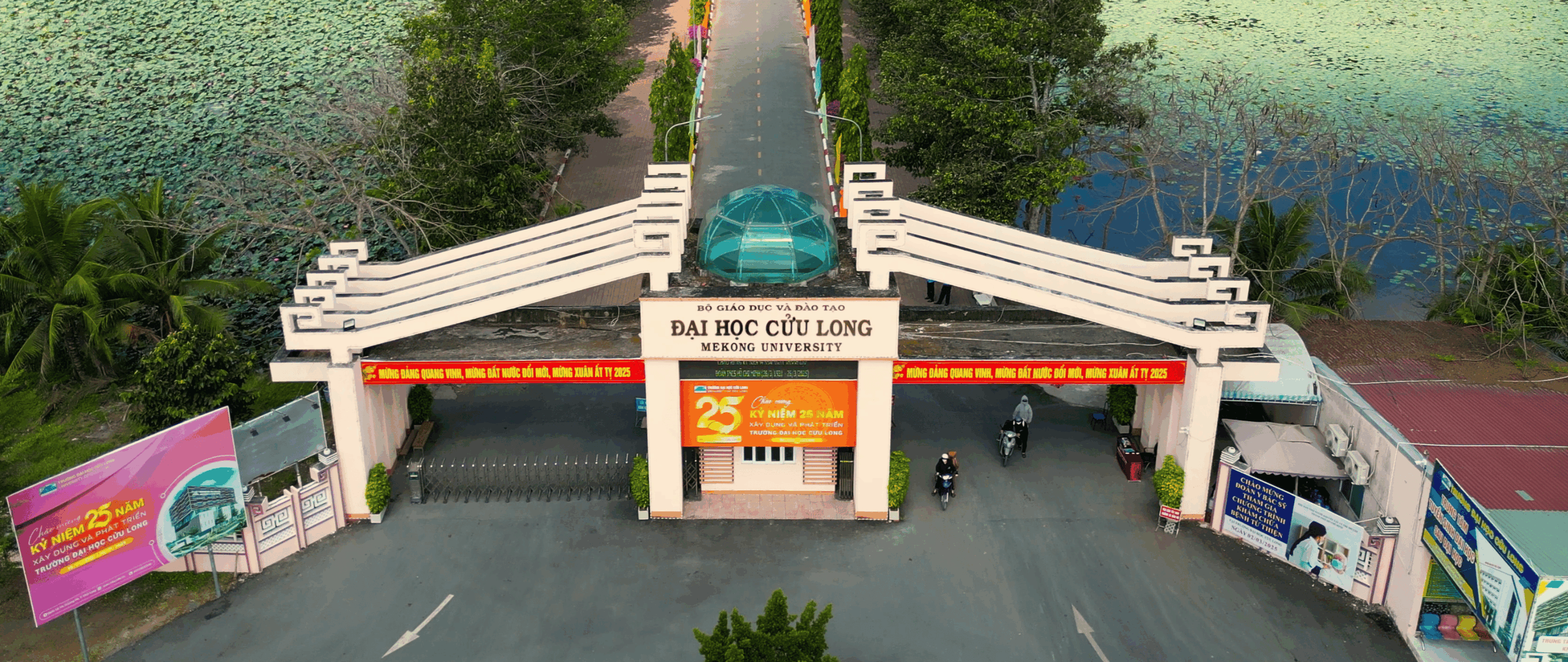 Cổng trường Đại học Cửu Long